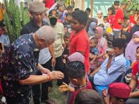 Anggota DPR RI, Rachmat Hidayat bagikan ratusan santunan Anak Yatim Piatu di Desa Tanjung Luar