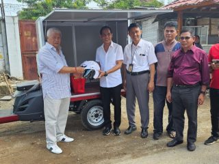 Anggota Komisi VIII DPR RI, Rachmat Hidayat serahkan bantuan Motor Roda Tiga untuk Disabilitas di Lembar Lombok Barat