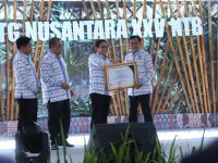 Seluruh Desa Capai Status Mandiri Maju dan Berkembang, Bupati Lombok Tengah Terima Penghargaan